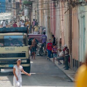 Street-with-pedestrians-Havana-1