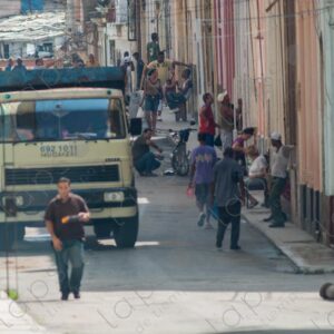 Street-with-pedestrians-Havana-2