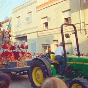 Caudete Festival parades float with queens and tractor