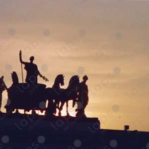 Sunset at the statue of the Arc de Triomphe 1